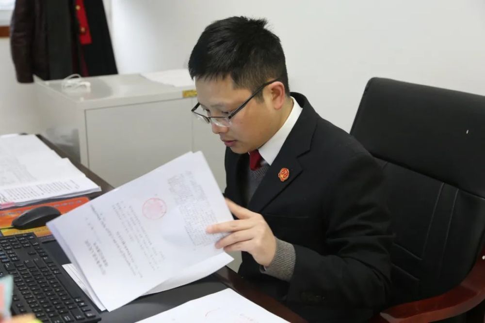 法槌敲响正义铿锵